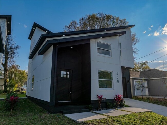 Photo - 720 W 14th St