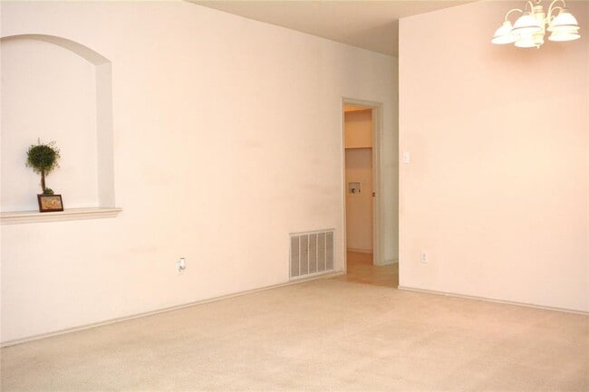 Photo - 718 Settlement St