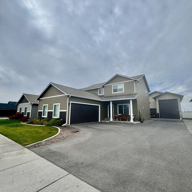 Building Photo - Beautiful 4 bedroom home