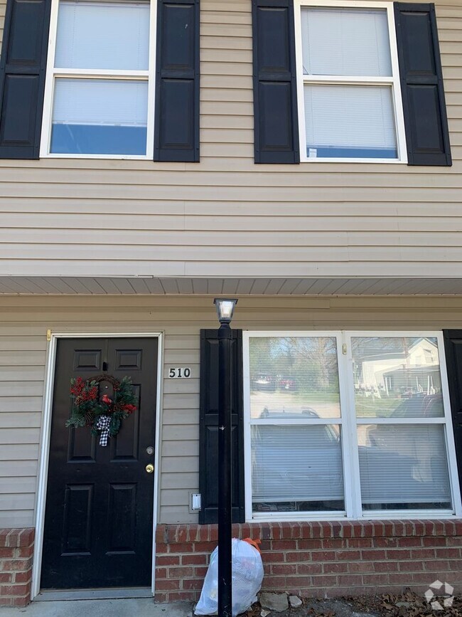 Building Photo - *RE-RENTAL* 3 Bedroom 2.5 Bath Townhouse