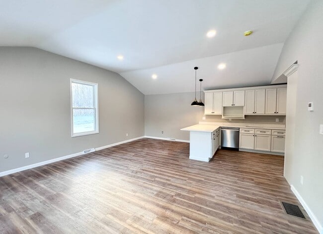 Photo - 521 Middleline Rd