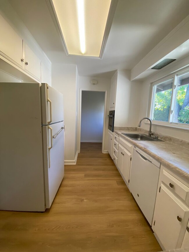 Photo - 1562 Oakroyal Dr