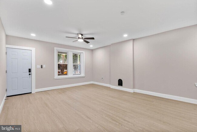 Photo - 4956 Baynton St