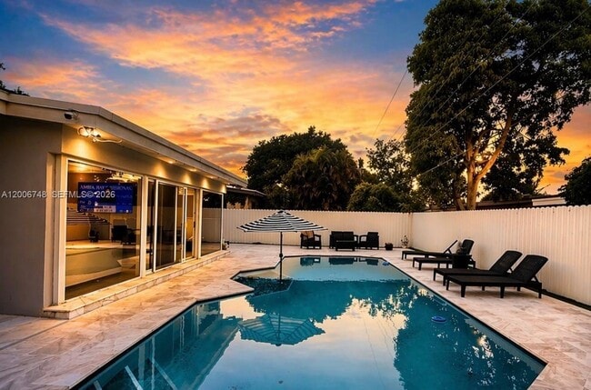 Photo - 561 NE 172nd St