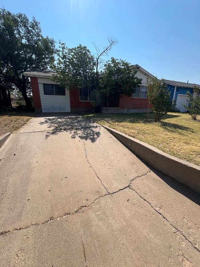 Building Photo - 4 bed 1.5 Bath