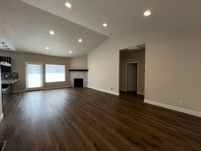 Photo - 3 Bedroom / 2.5 Bathroom Single Level Home...