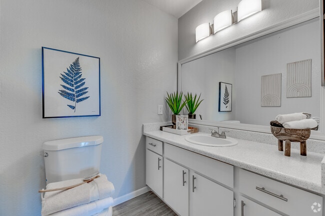 2BR, 2BA - 936SF - Primary Bathroom