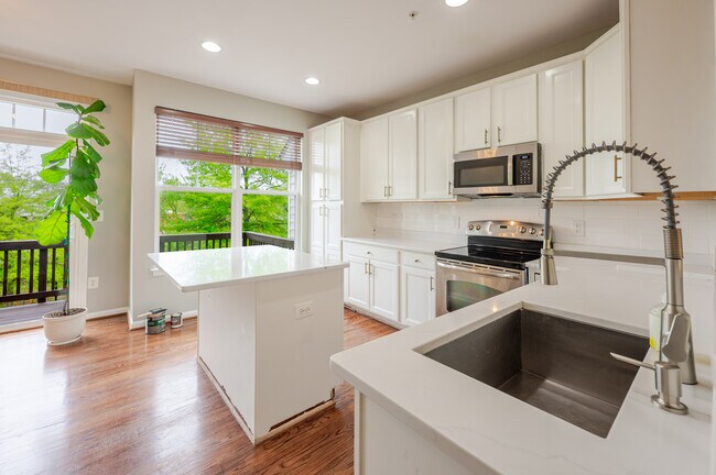 Photo - 506 Ava Way NE