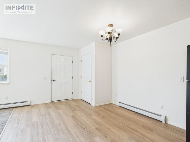 Building Photo - Renovated Condo - 3 Bedroom/2 Bath Unit B