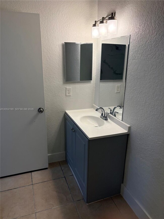Photo - 11537 Louis St