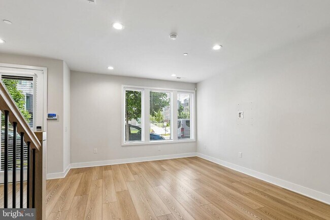 Photo - 2160 Northbank Pl