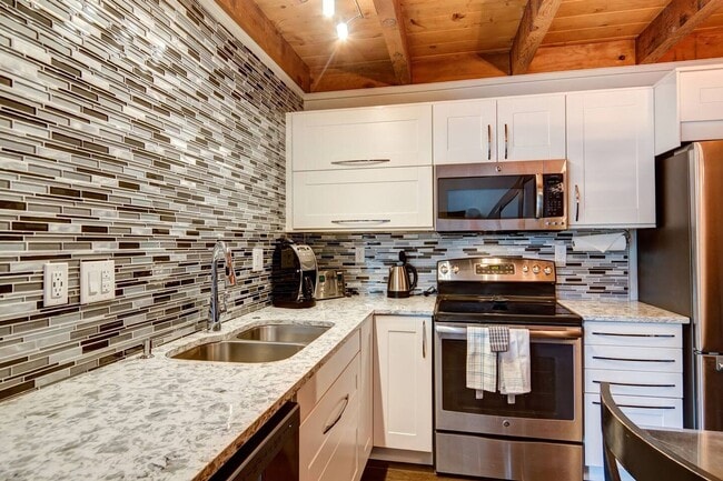 Building Photo - Large 2 BR + Loft in Wildernest (Sleeps li...