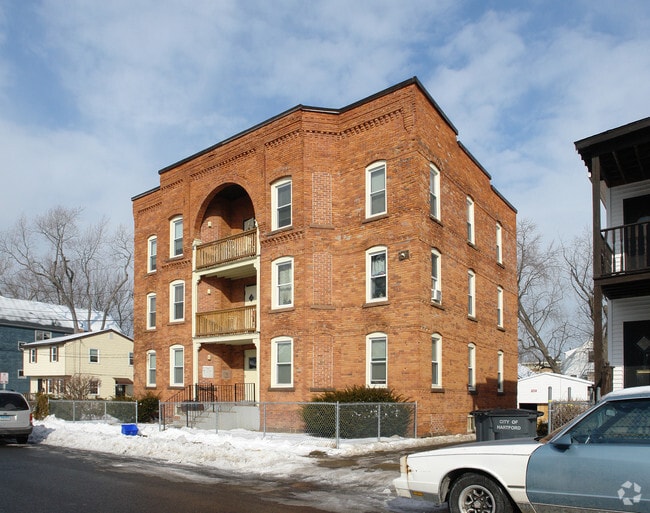 Photo - 114 Mather St Apartments