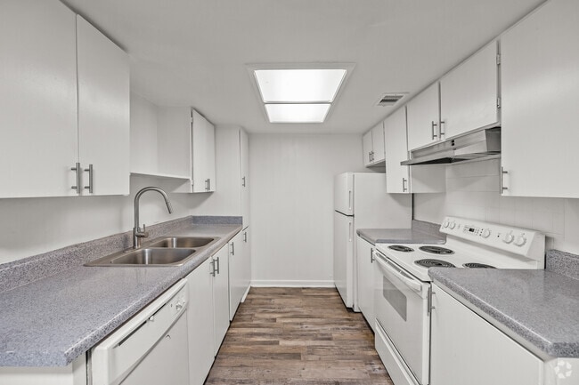 1BR, 1BA - 630SF - Kitchen