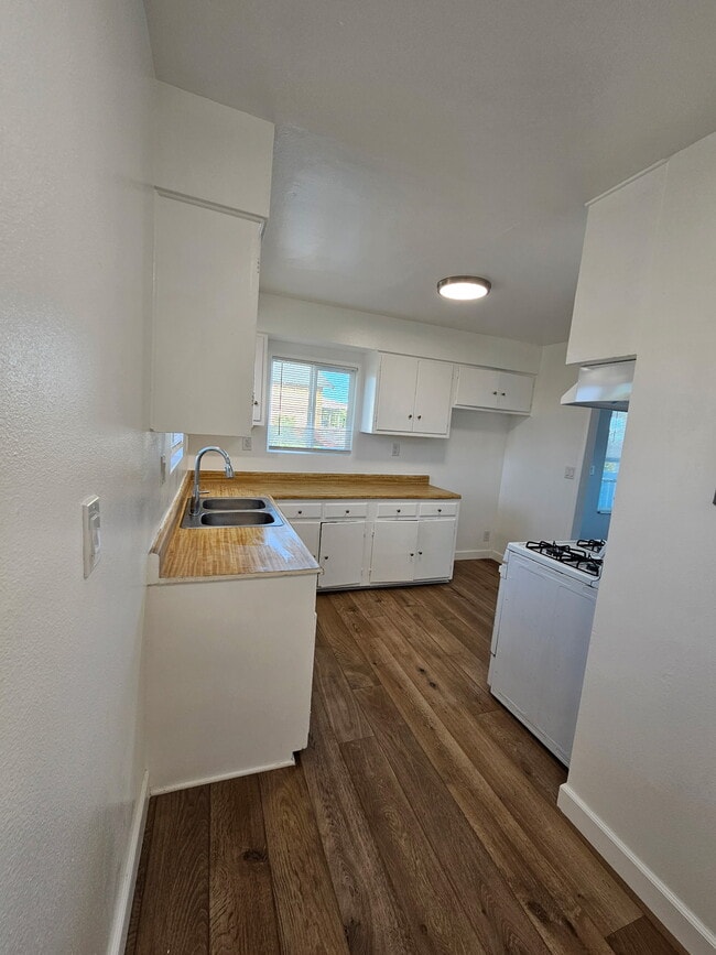 Photo - 1215 E 15th St Unidad 1215 in a half