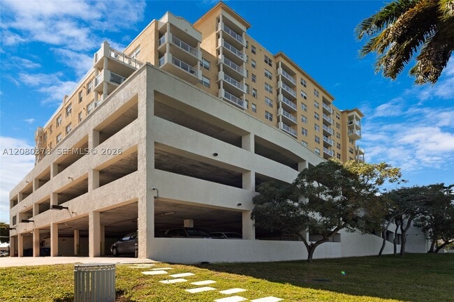 Building Photo - 1625 Kennedy 1205G Unit 1205G