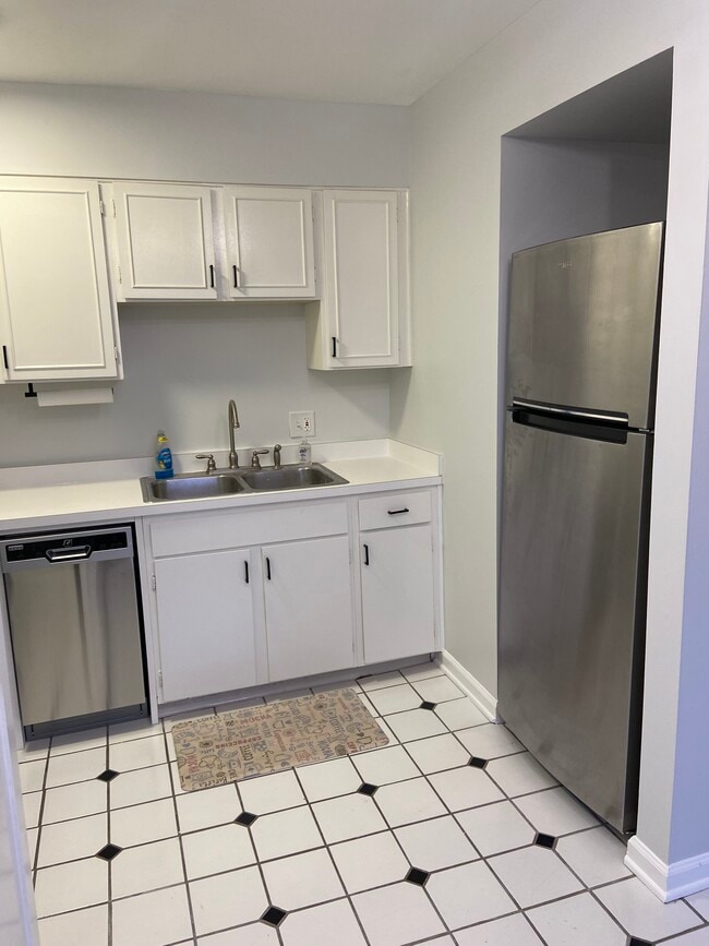 Building Photo - 110 Jamestown Dr Unit D