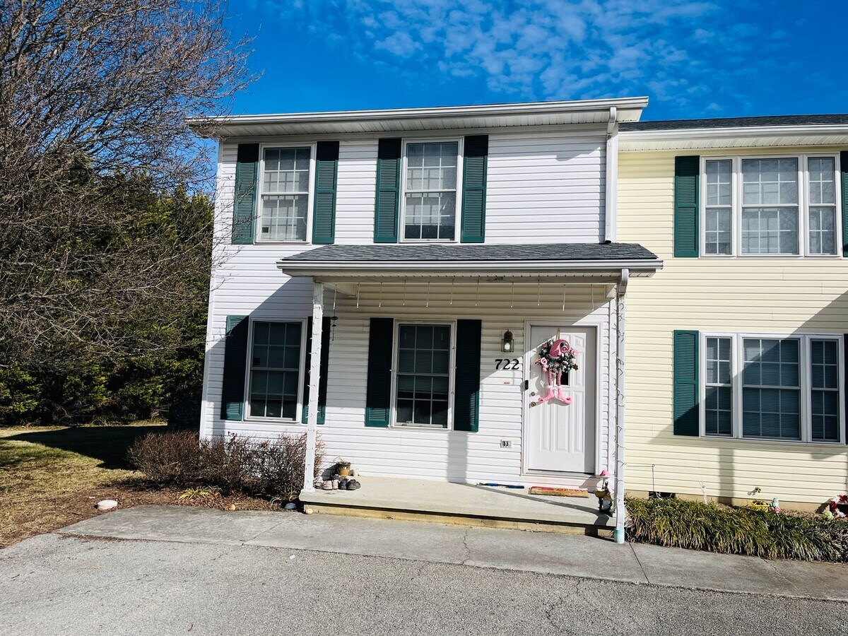 2 Bedroom, 2.5 Bath Townhouse - 2 Bedroom, 2.5 Bath Townhouse