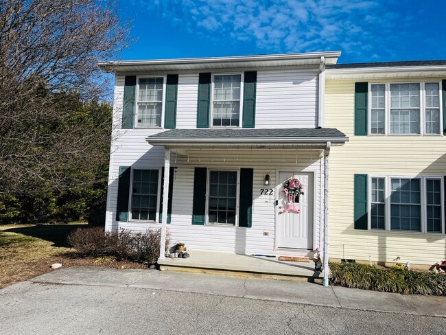 Building Photo - 2 Bedroom, 2.5 Bath Townhouse