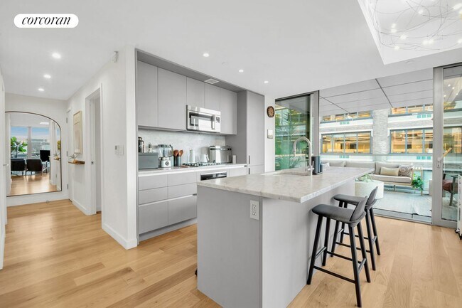 Photo - 547 W 47th St