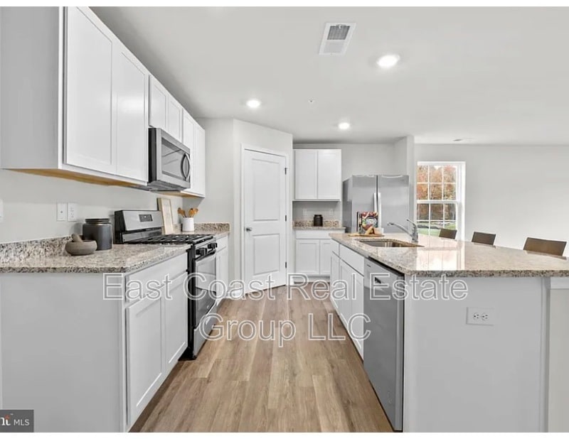 Photo - 672 Armstrong Ave