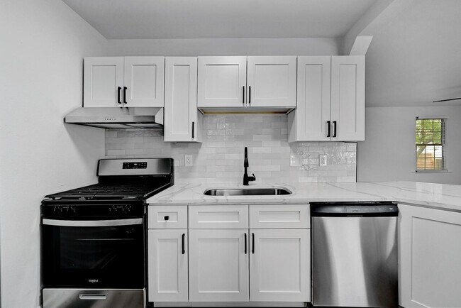 Photo - 8 bed 5 Bath house in center of West campu...