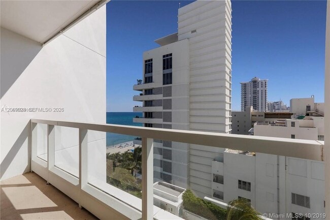 Building Photo - 4391 Collins Ave Unit 1015