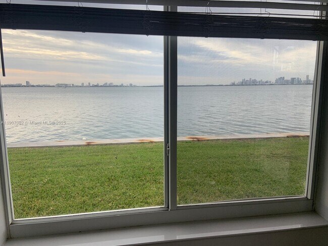 Photo - 1750 S Treasure Dr Unidad 4