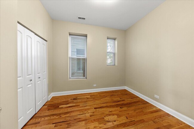 Photo - 3927 N Clarendon Ave Unidad 1R