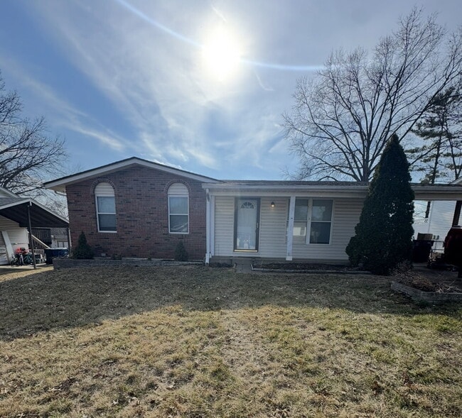 Building Photo - Welcome Home to Desirable Fenton!