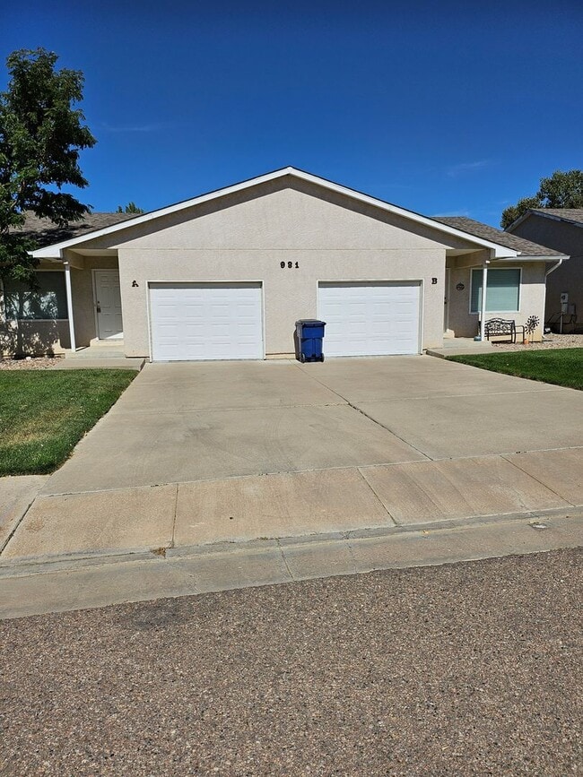 Building Photo - 931 Village Cir Unit A