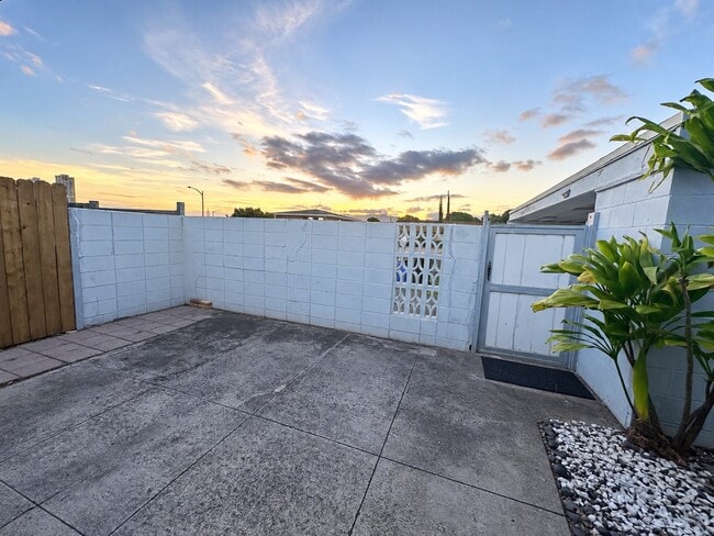 Building Photo - 1365 Kuahaka St