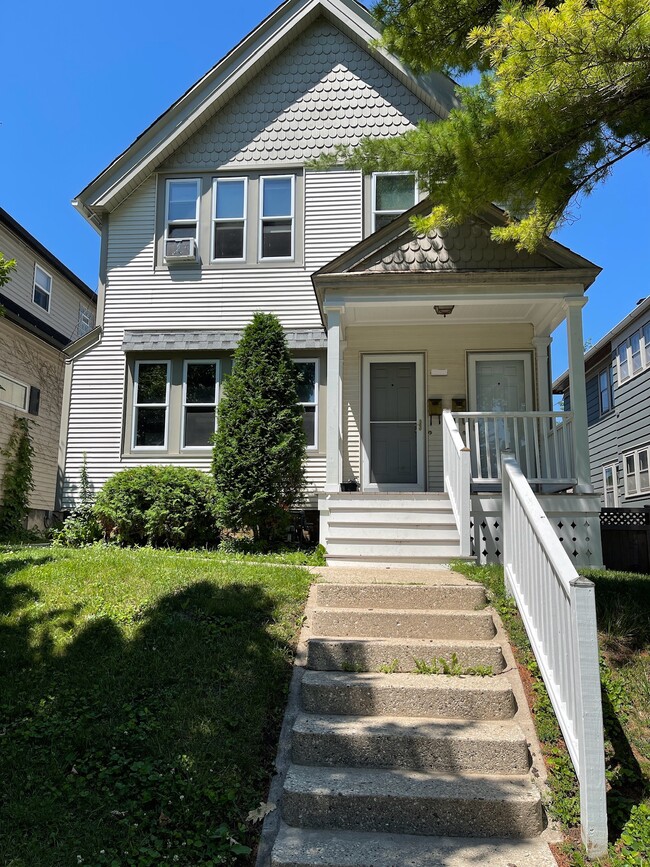 Building Photo - 3235 S Indiana Ave Unit Lower Rental