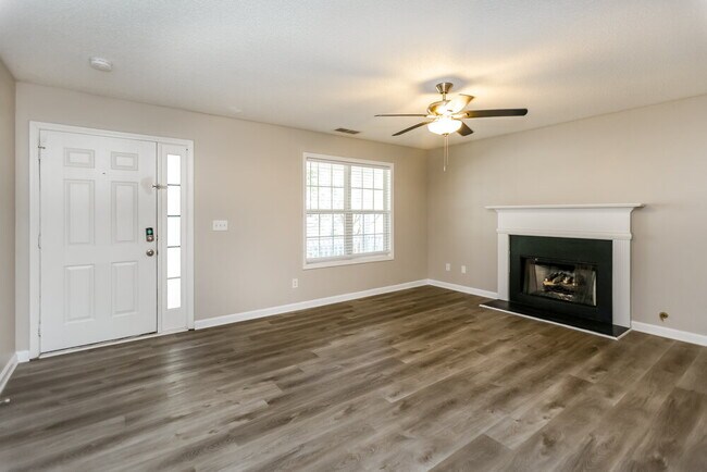 Photo - 253 Bainbridge Cir