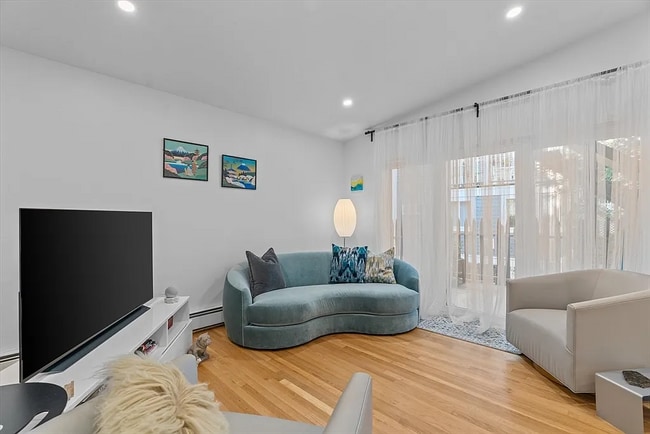 Photo - 402 E 7th St Unit 2