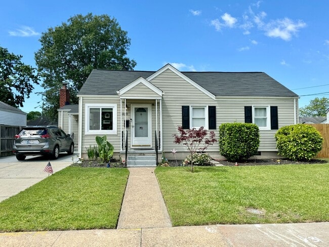 Building Photo - BEAUTIFUL HOME CLOSE TO AIRPORT AND MILITARY BASE.