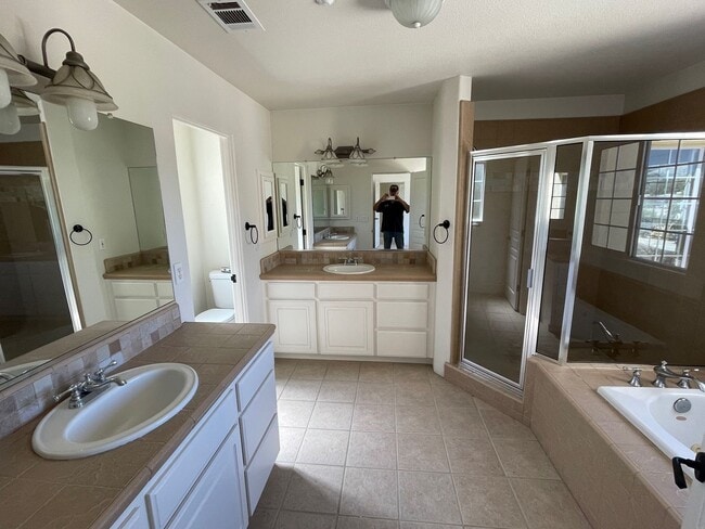 Photo - Contemporary Beautiful Spacious 4 bed 3 bath home