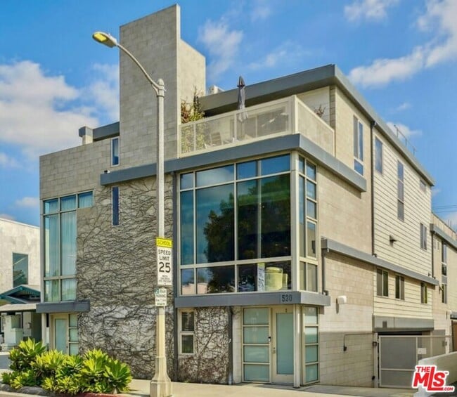 Building Photo - 530 N Larchmont Blvd Unit 4