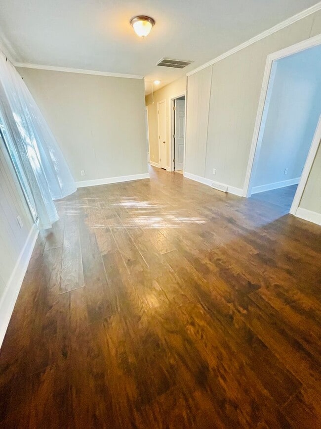 Photo - 3 bed 1.5 bath ranch style house * Special *