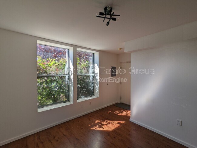 Building Photo - 426 27th St Unit 101b