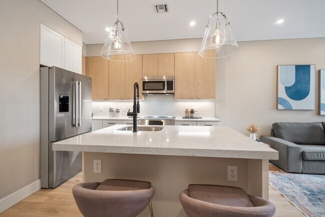 Photo - 70 Leo M Birmingham Pky Unidad 415