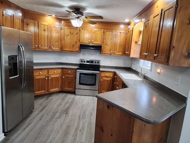 Photo - Spacious 3 Bedroom 2.5 Bath Home with Fenced Rear Yard!