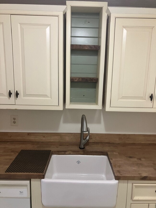 Building Photo - 119 Grove St Unit 241