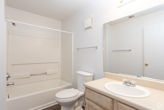 3BR, 2BA - 1018SF - Bathroom