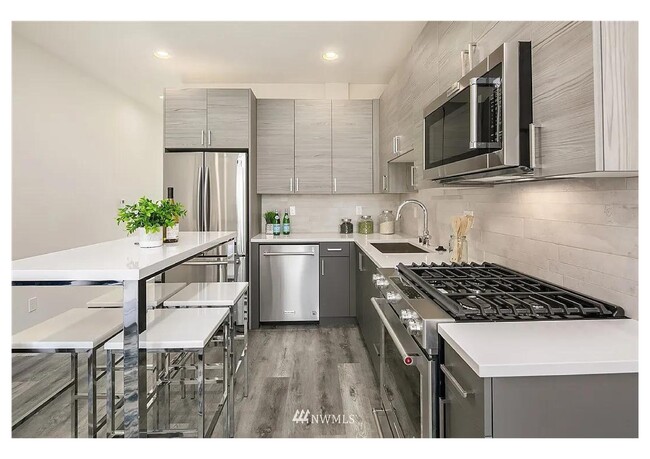 Photo - 9200 Roosevelt Way NE