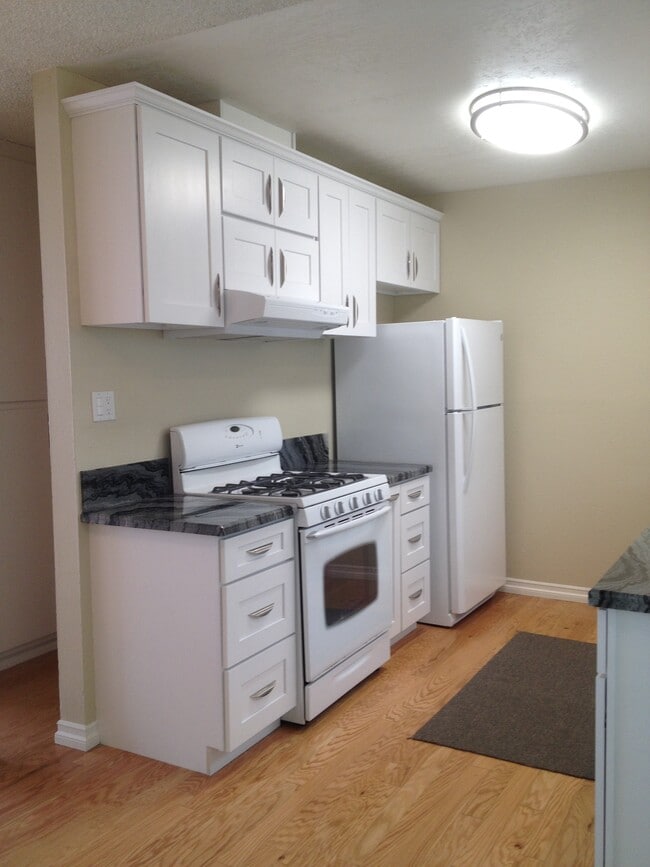 Building Photo - 637 Flower Ave Unit 2