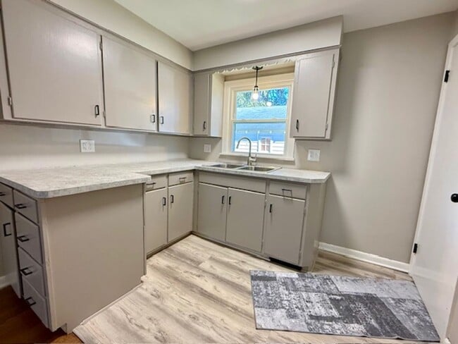 Photo - ASHLAND - 2 Bedroom Move-In Ready! Unidad 701