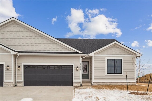 Building Photo - FINISHED BASEMENT!! 4 Bed, 3 Bath Townhome in Ankeny