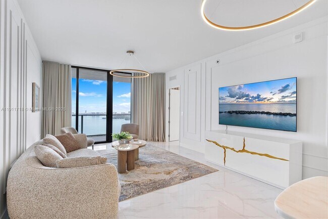 Building Photo - 700 NE 24th St Unit 4405