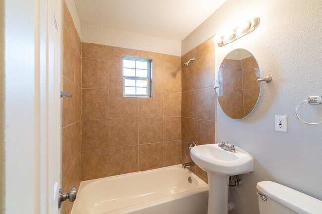 Building Photo - 2503 Delano St Unit 3 Rental